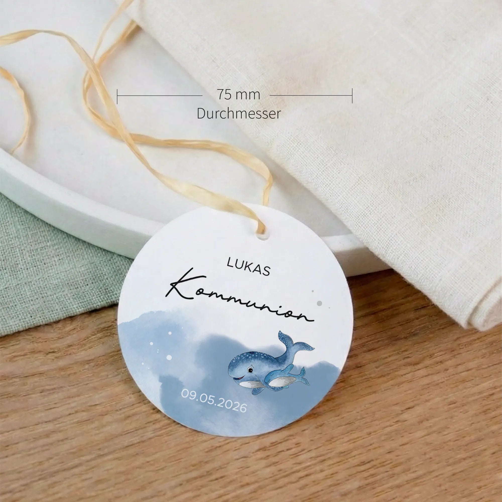 Runder Anhänger zur Kommunion mit Aquarell Motiv Wal, personalisiert mit Name und Datum, Groesse 75 mm Durchmesser