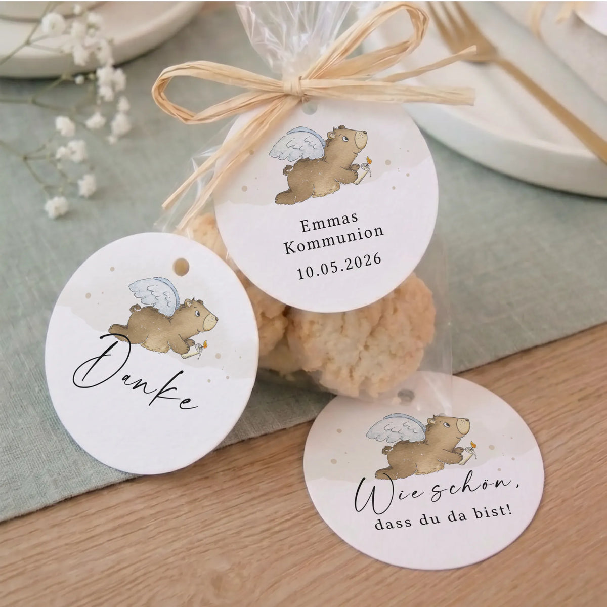 Drei runde Anhänger zur Kommunion mit Aquarell Motiv Engelbär: personalisiert, Wie schön dass du da bist und Danke, als Gastgeschenk dekoriert.