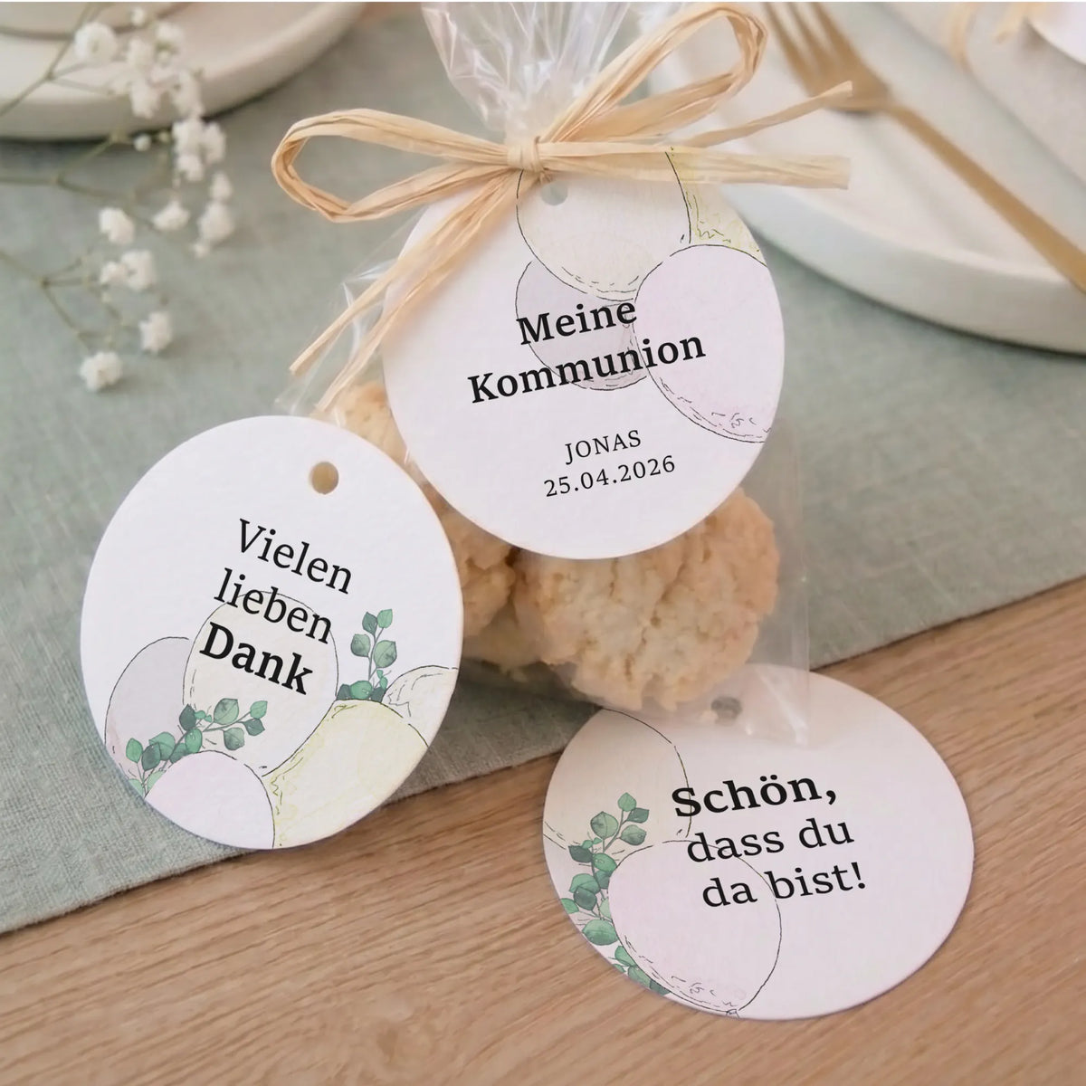 Drei runde Anhänger zur Kommunion mit Aquarell Motiv: personalisiert mit Name und Datum, Vielen lieben Dank und Schön, dass du da bist, als Gastgeschenk