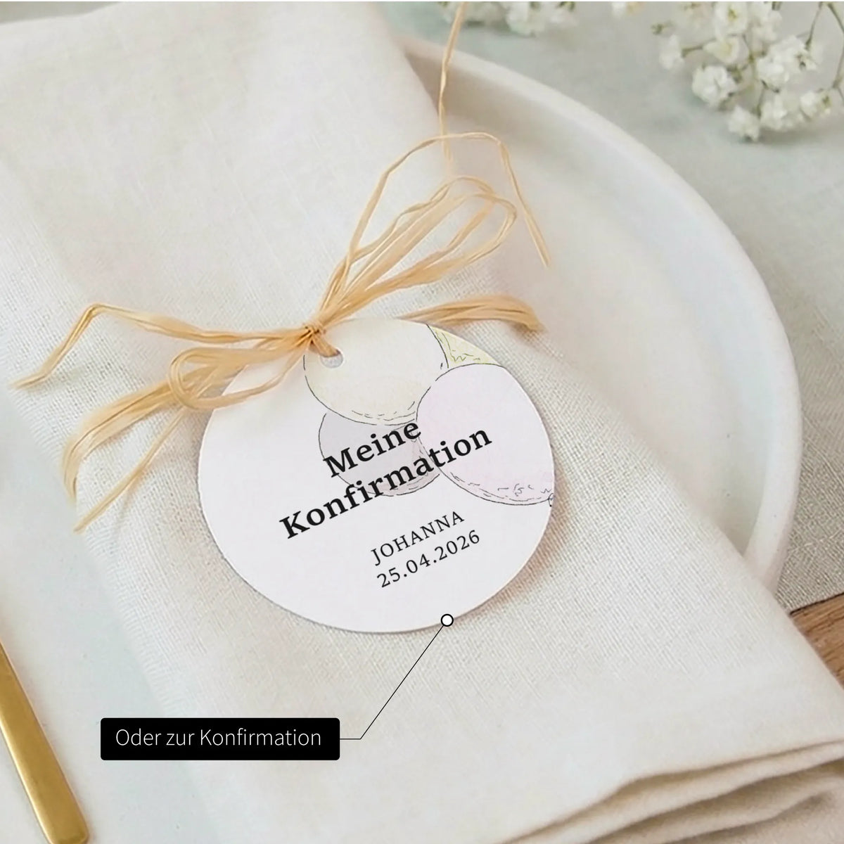 Personalisierter Anhänger zur Konfirmation mit Aquarell Motiv, Name Johanna und Datum, mit Bastband auf Serviette als Tischdeko