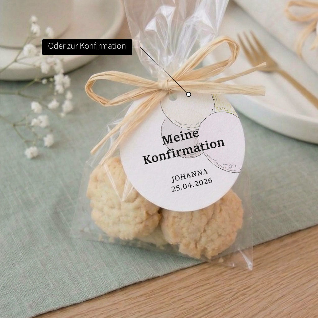 Gastgeschenk zur Konfirmation mit personalisiertem Anhänger und Luftballon Aquarell Motiv an einer Tüte.