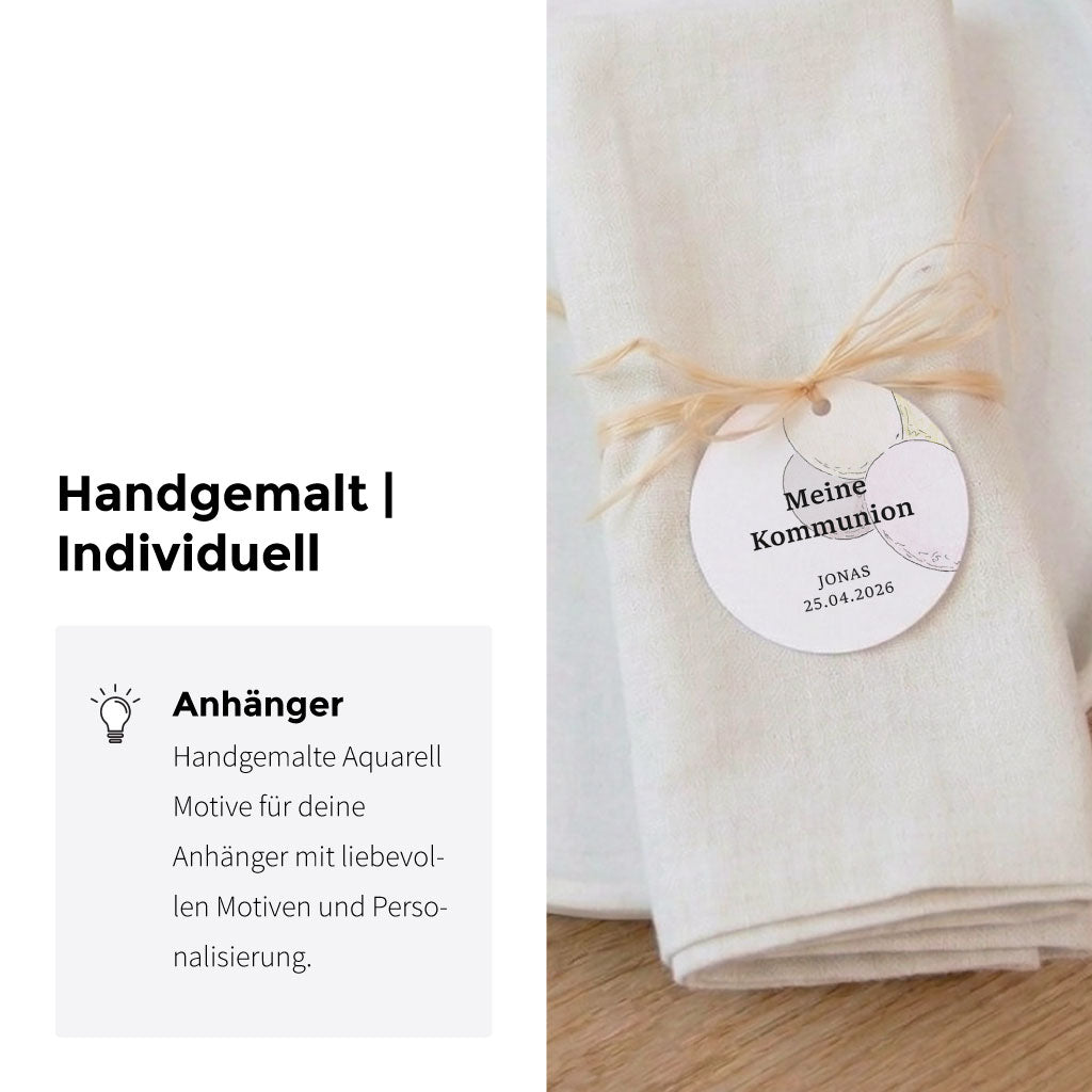 Nahaufnahme der handgemalten personalisierten Anhänger zur Kommunion für die Tischdeko der Feier.