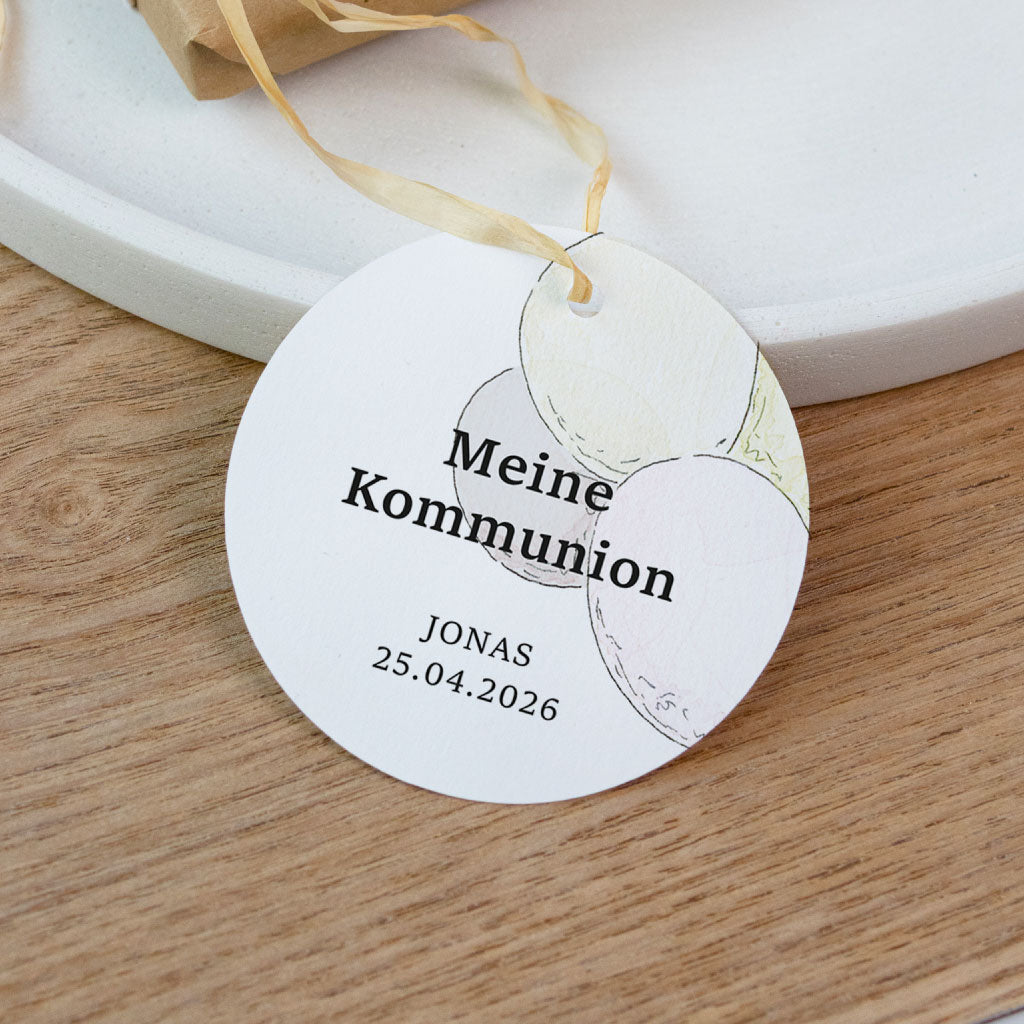 Detailansicht des Anhängers zur Kommunion personalisiert mit Namen Jonas und Datum auf Holztisch.