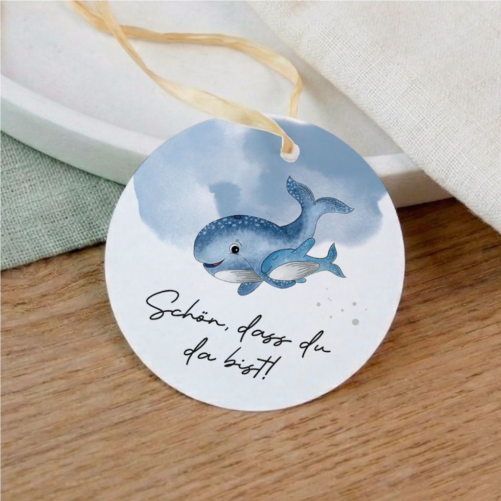 Runder Anhänger für Taufe und Kommunion mit handgemaltem Wal Aquarell Motiv und dem Text schön dass du da bist.