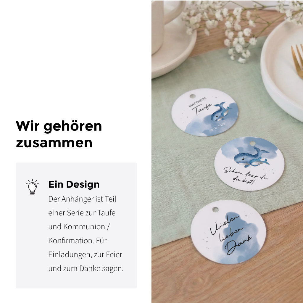 Übersicht verschiedener runder Anhänger zur Taufe und Kommunion mit Wal Aquarell Motiv und individuellen Texten.
