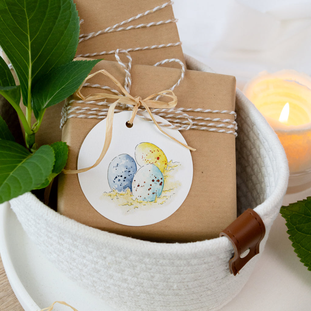 Runder Osteranhänger mit Aquarell-Ostereiern in Gelb und Blau – liebevolle Deko für Ostergeschenke oder Osterstrauß.