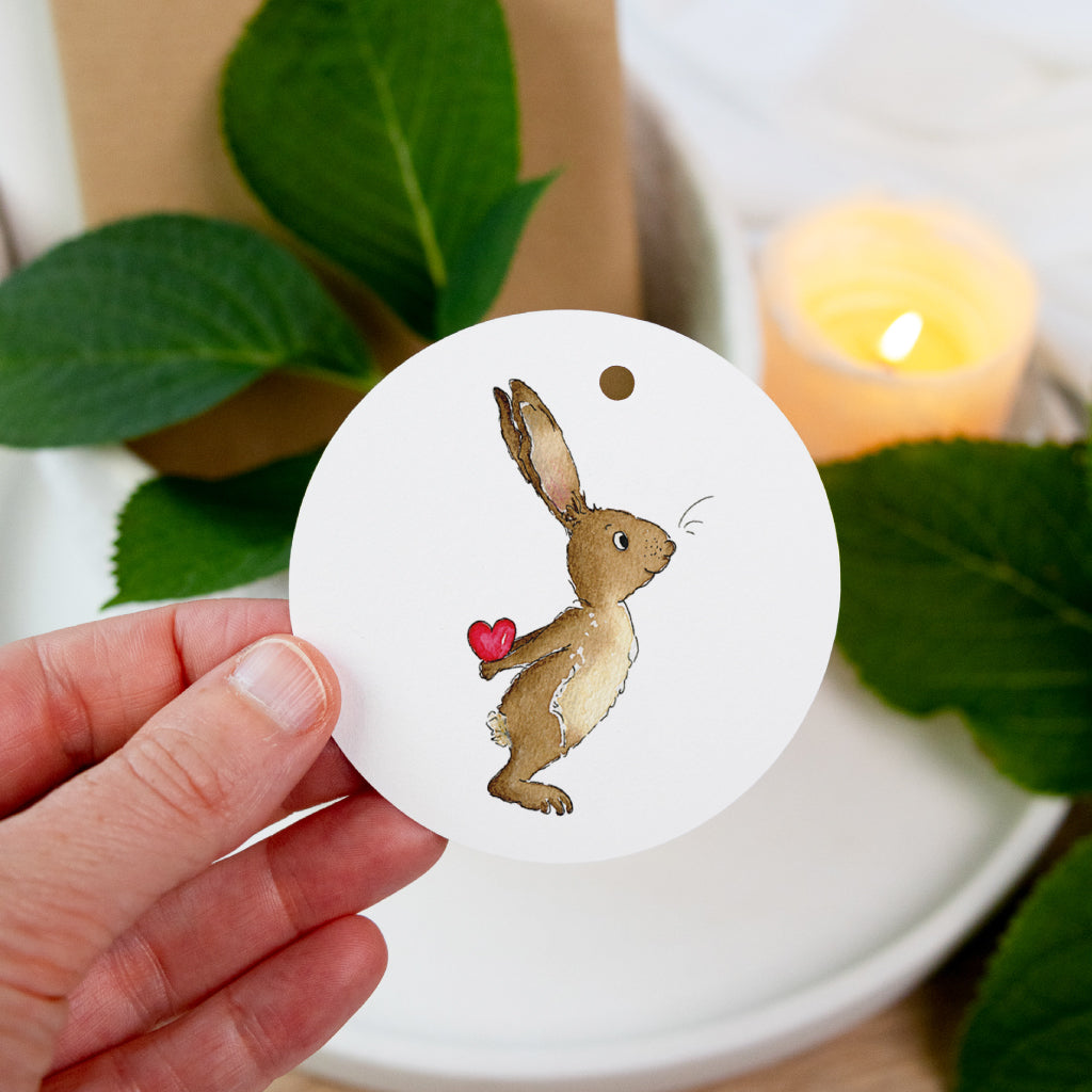 Nahaufnahme eines runden Anhängers mit Aquarell-Osterhasen und rotem Herz – liebevolles Detail für die Osterdekoration.