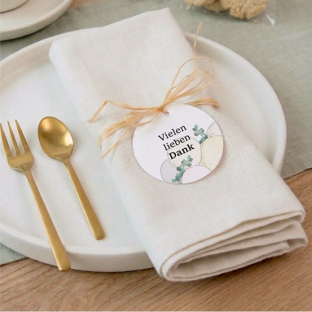 Festliche Tischdeko zur Konfirmation mit Serviette und rundem Anhänger als Dankeschön für die Gäste.