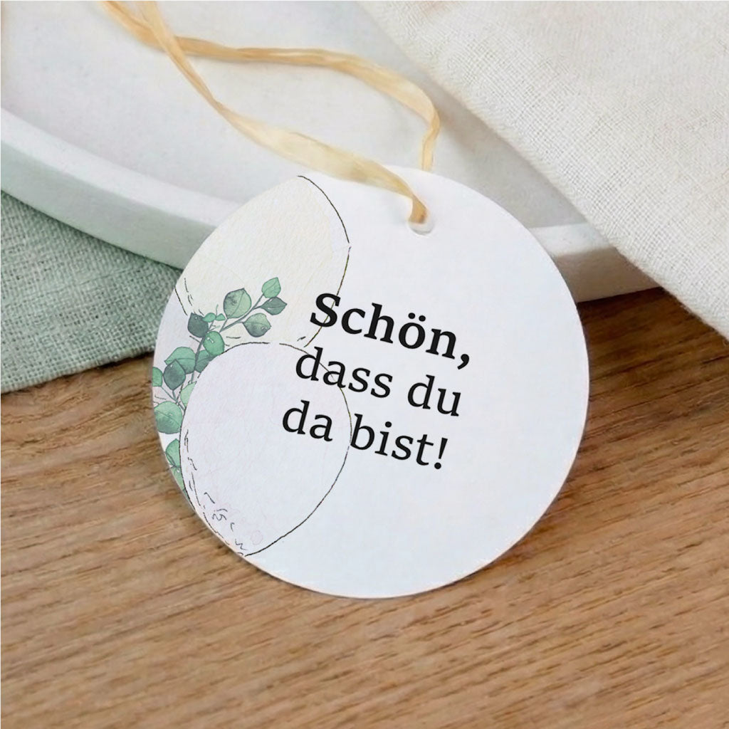 Runder Anhänger mit Aufschrift Schön dass du da bist und Luftballon Aquarell Motiv für die Tischdeko zur Taufe.