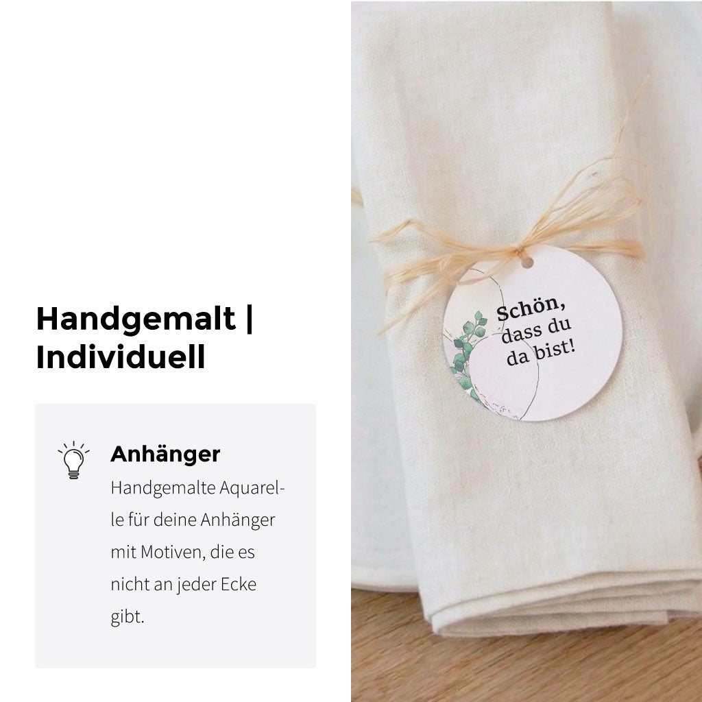 Helle Stoffserviette mit angebundenem runden Anhänger mit Luftballon Motiv als Deko Detail und Willkommen für Gäste.