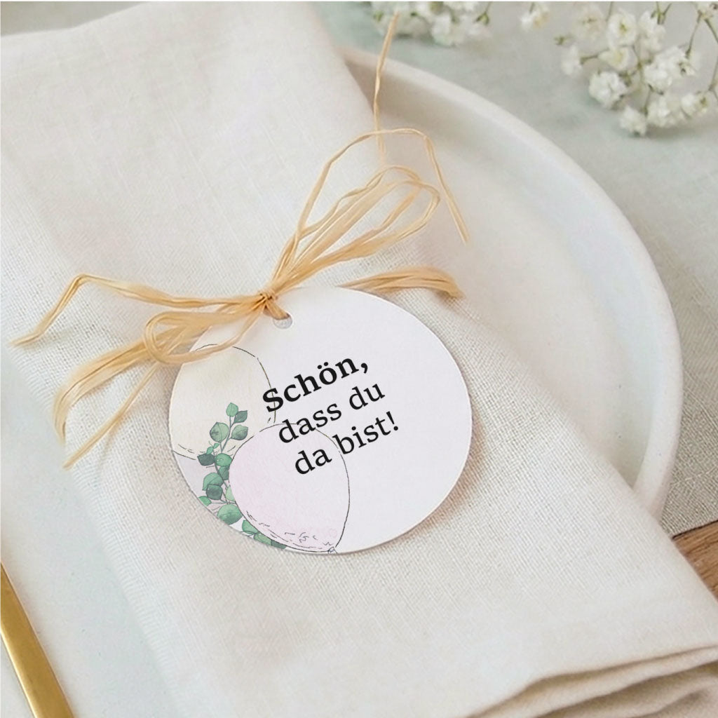 Tischdeko Idee mit Stoffserviette, Naturbast und rundem Anhänger als herzliches Willkommen für die Gäste der Feier.