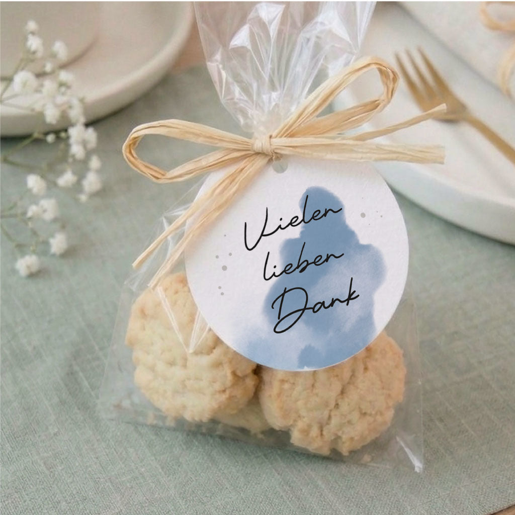 Gastgeschenk zur Konfirmation mit Keksen in Folie und Anhänger zum Danke sagen mit blauem Farbklecks.