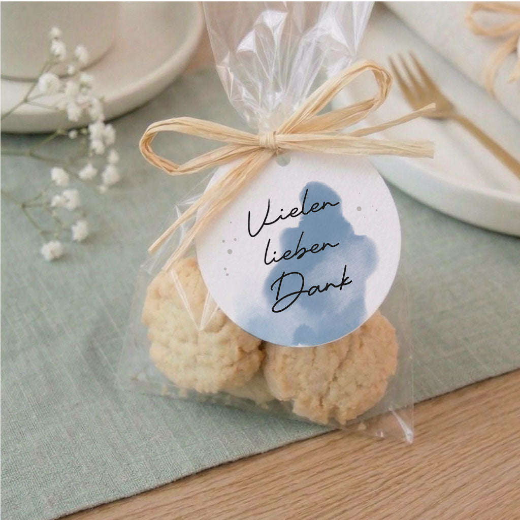 Verpacktes Gastgeschenk für Kommunion oder Taufe mit Keksen und einem liebevollen Anhänger zum Danke sagen.