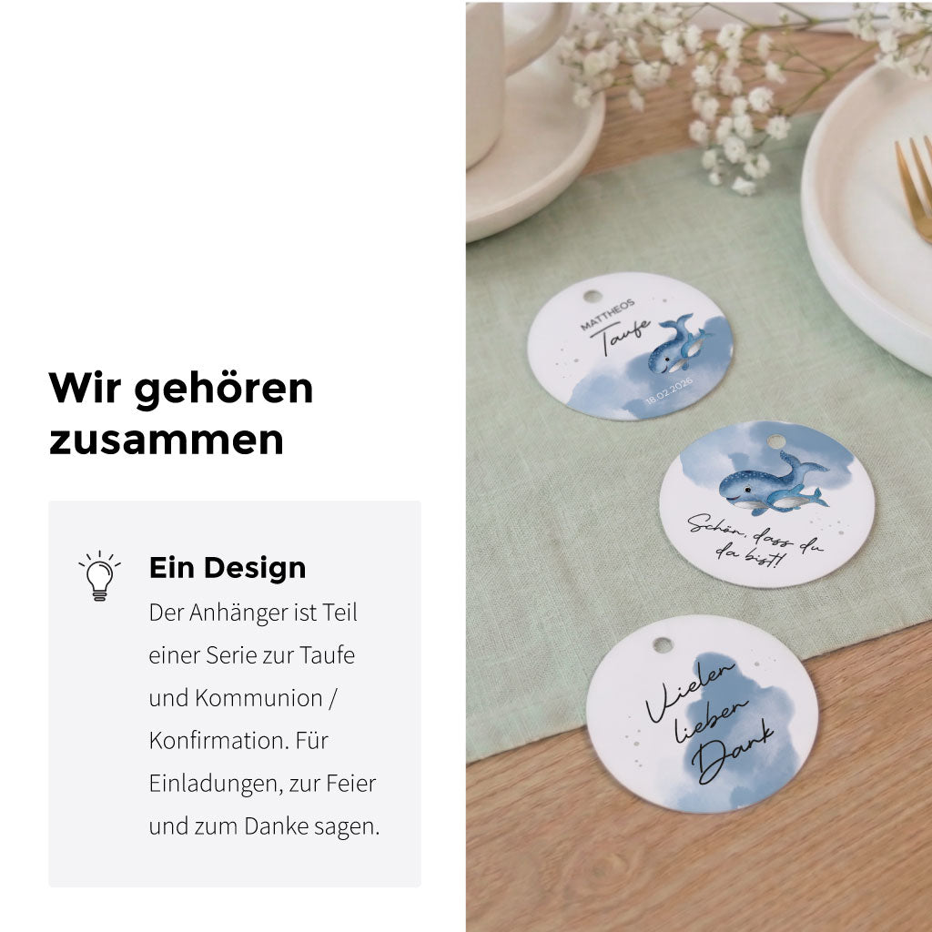 Übersicht der passenden Papeterie Serie zur Taufe mit Wal Aquarell Motiv und runden Anhängern zum Danke sagen.