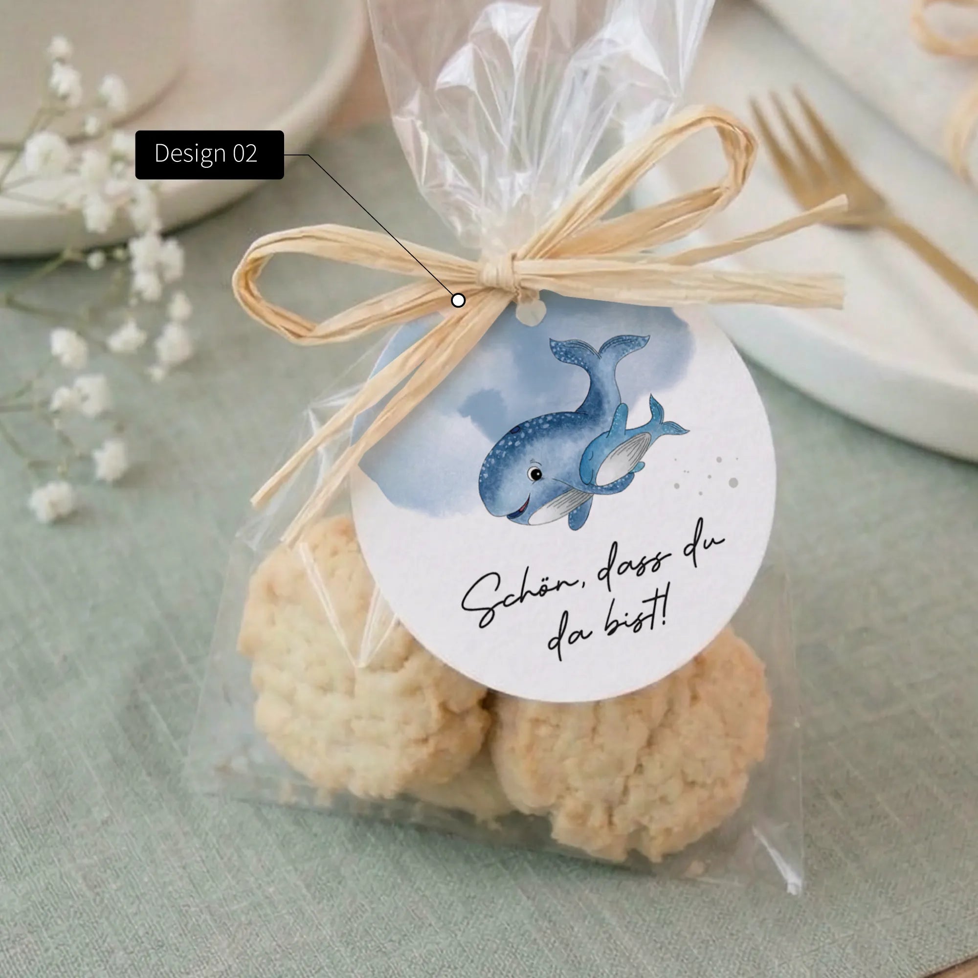 Anhänger zur Taufe Design 02 mit Aquarell Motiv Wal und Aufschrift Schön dass du da bist, an Geschenktüte mit Keksen