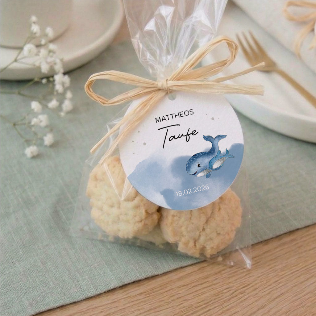 Runder Anhänger zur Taufe mit Wal Aquarell Motiv als Deko für ein Gastgeschenk mit Keksen.