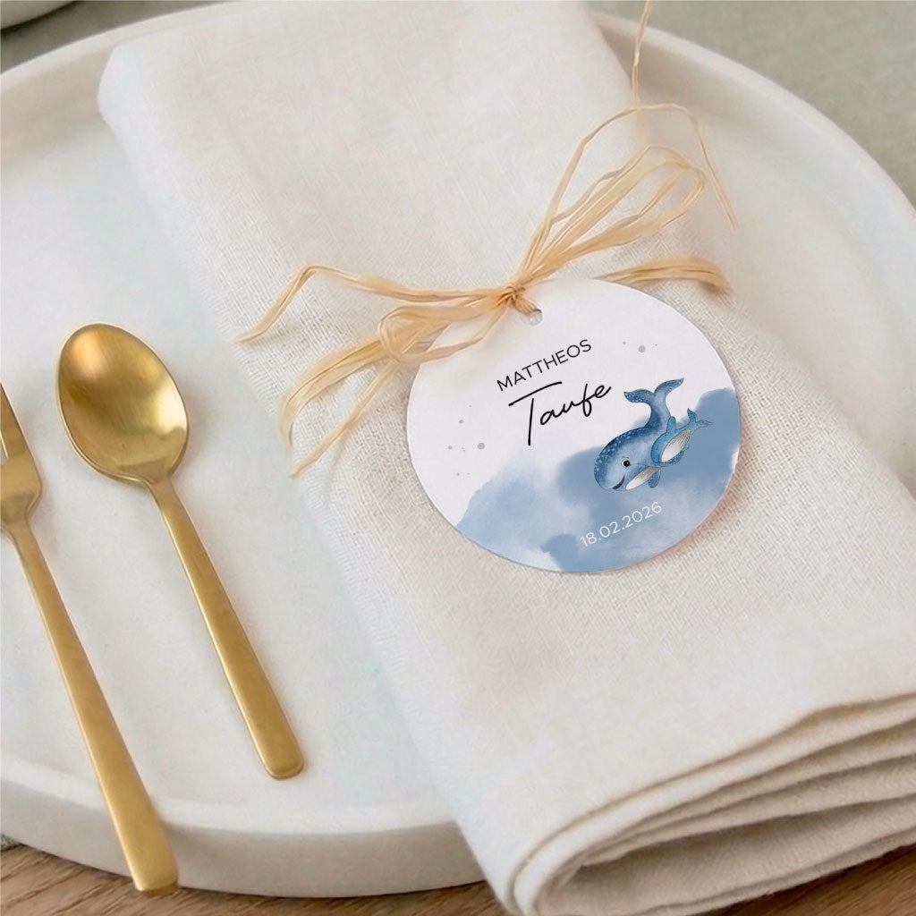 Elegante Tischdeko zur Taufe mit goldenem Besteck und Anhänger mit Wal Aquarell Motiv.