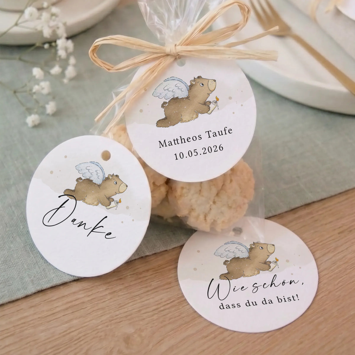 Drei runde Taufe Anhänger mit Aquarell Motiv Engelbär als Gastgeschenk an Kekstüte, Designs: personalisiert, Danke, Wie schön dass du da bist