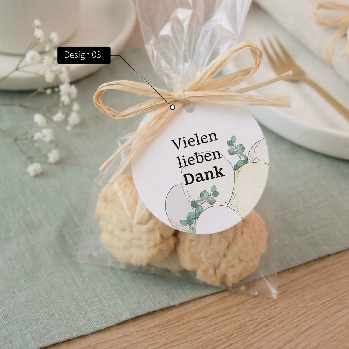Runder Taufe Anhänger Design 03 Vielen lieben Dank mit Aquarell Motiv Eukalyptus an Kekstüte mit Bast als Gastgeschenk Baby