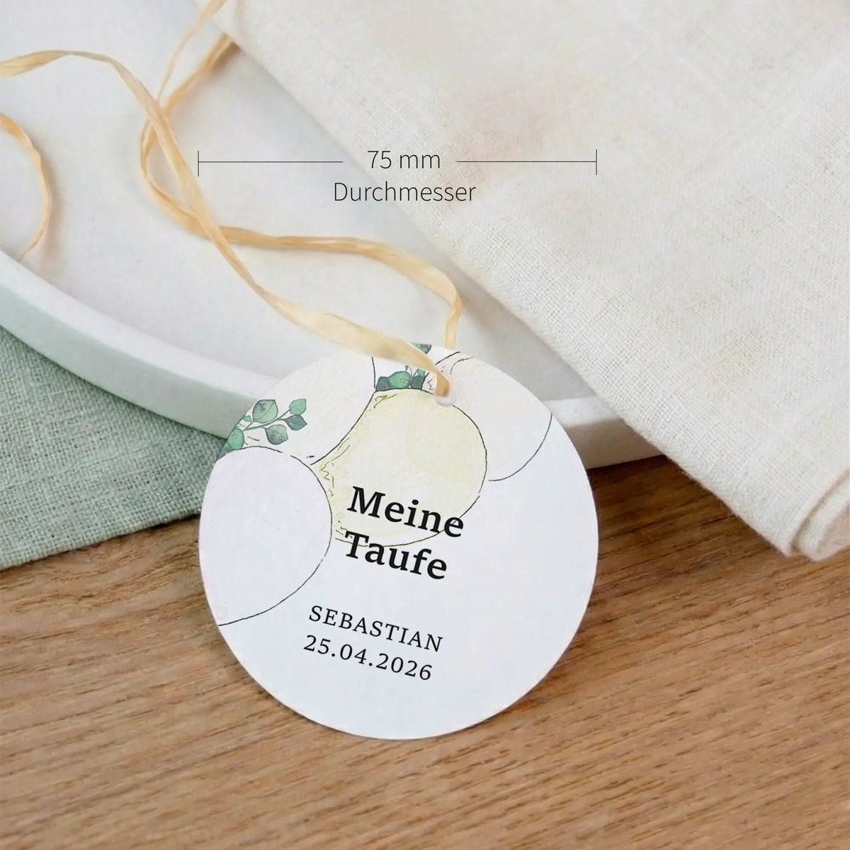 Runder Taufe Anhänger mit Aquarell Motiv personalisiert mit Name und Datum, Durchmesser 75 mm, mit Bast auf Holzuntergrund