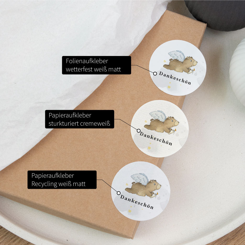 Materialübersicht der Danke Sticker mit Engel-Bär, erhältlich als Folienaufkleber oder Papieraufkleber für Taufe, Kommunion und Konfirmation