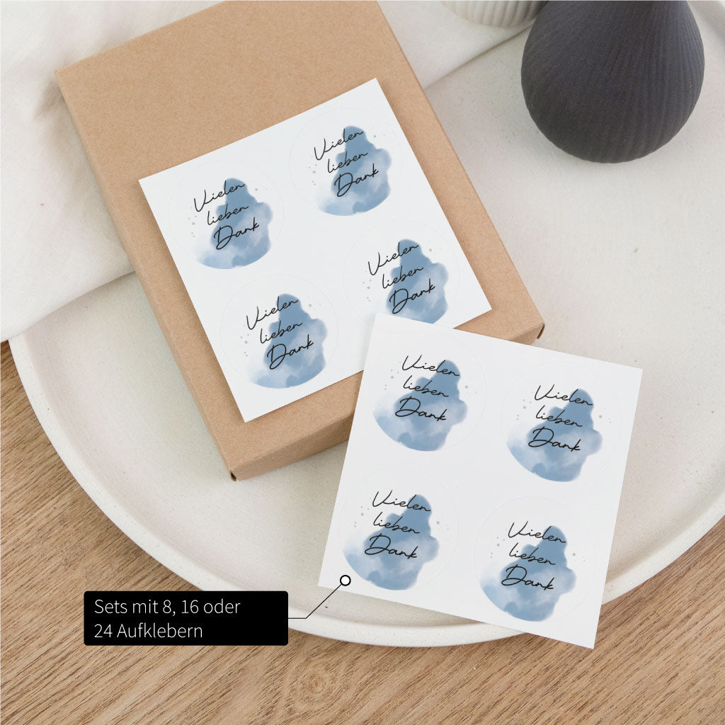 Set mit runden Danke Aufklebern auf Geschenkbox – Sticker für Gastgeschenke bei Hochzeit, Taufe, Kommunion oder Babyparty
