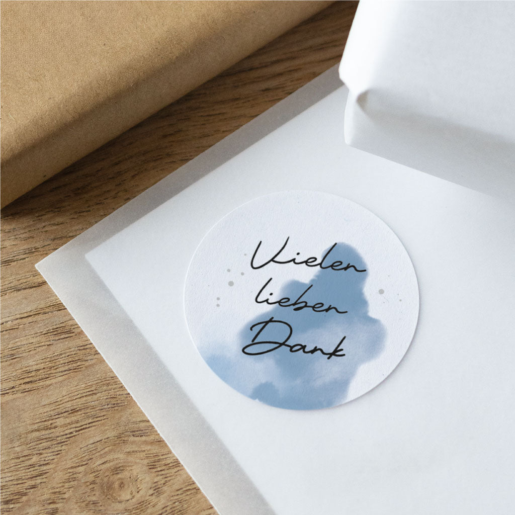 Strukturierter Papieraufkleber Vielen lieben Dank – Detailansicht des runden Stickers für Gastgeschenke