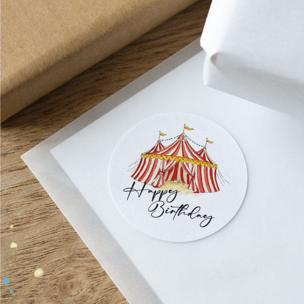 Geburtstagsaufkleber-Sticker „Happy Birthday“ mit rot-weißem Zirkuszelt, für Geburtstagsgeschenk-Verpackung und Dekoration in der Themenwelt Zirkus