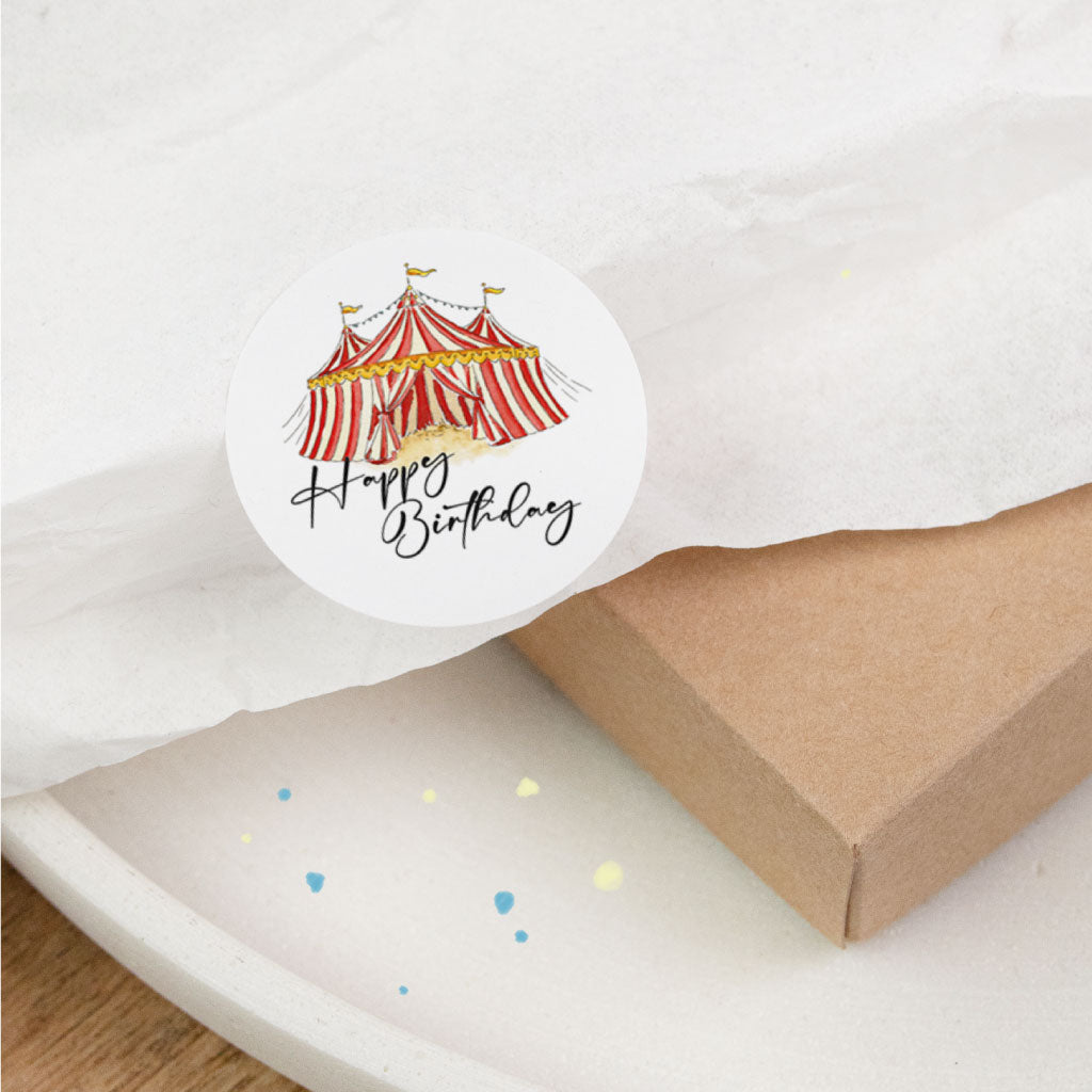 Sticker mit Zirkuszelt zum Geburtstag, runder Geburtstagsaufkleber „Happy Birthday“ als Geburtstagsgeschenk-Verpackung und Dekoration, Themenwelt Zirkus