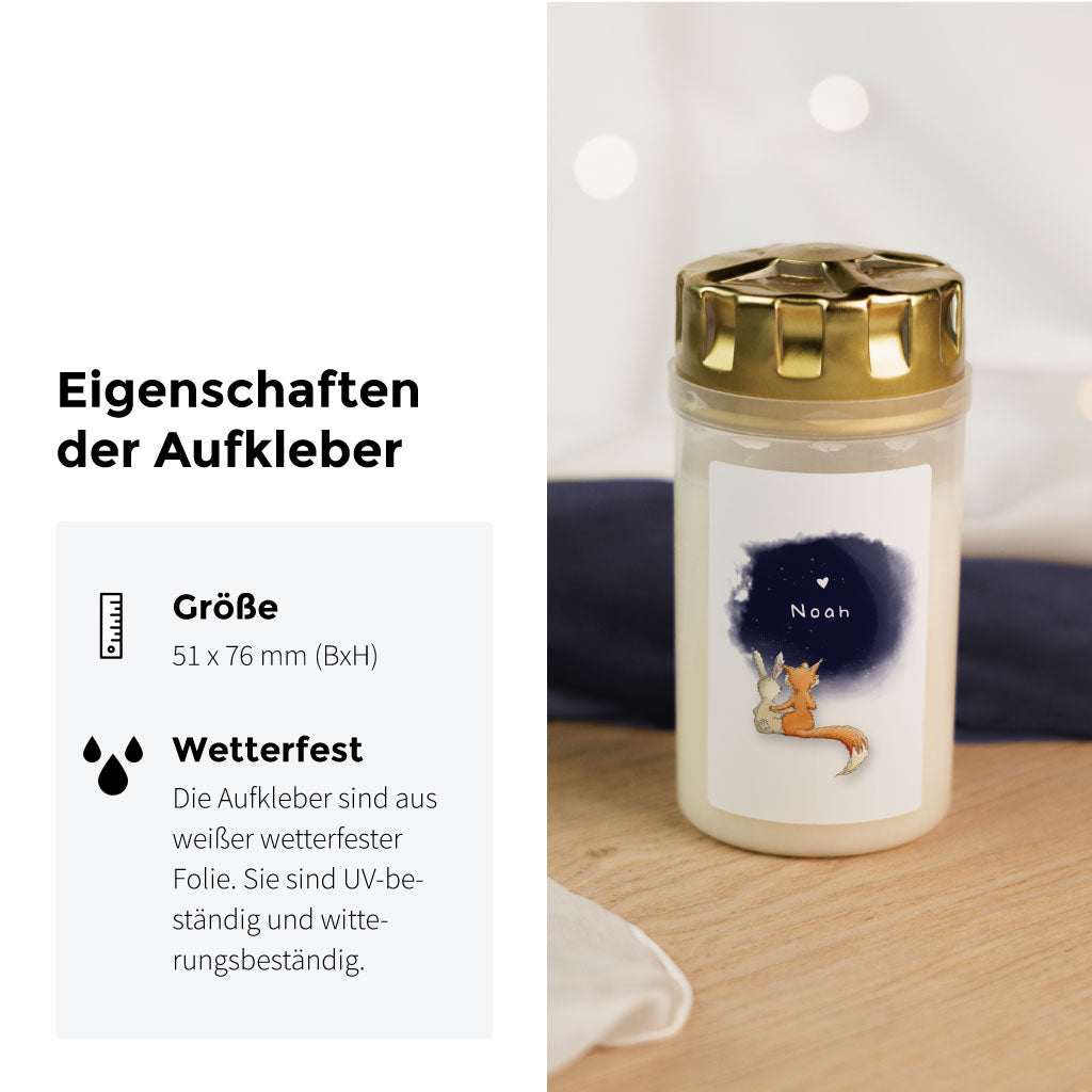 Fuchs und Hase schauen in den Sternenhimmel, darauf Herz mit Name des Verstorbenen