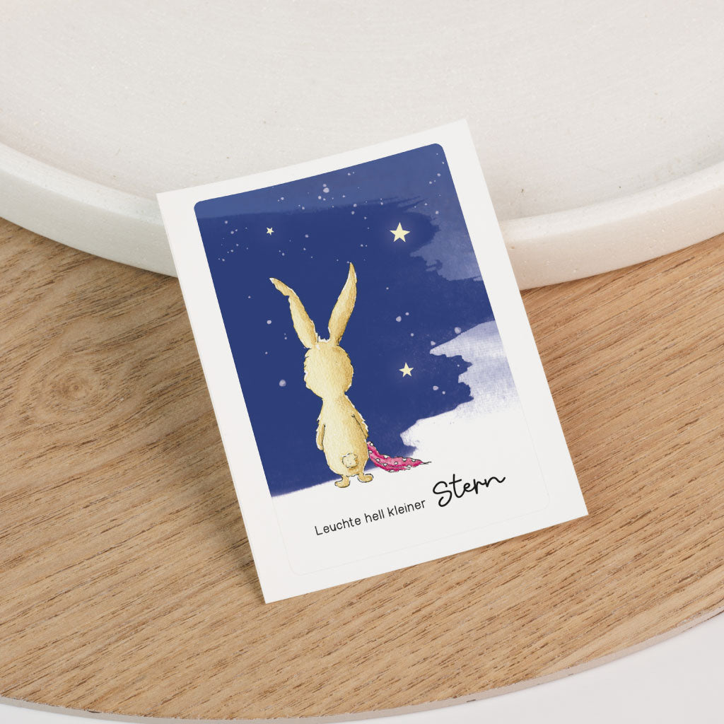 Hase mit Schnuffeltuch schaut in Sternenhimmel, Aufdruck "Leuchte hell kleiner Stern"