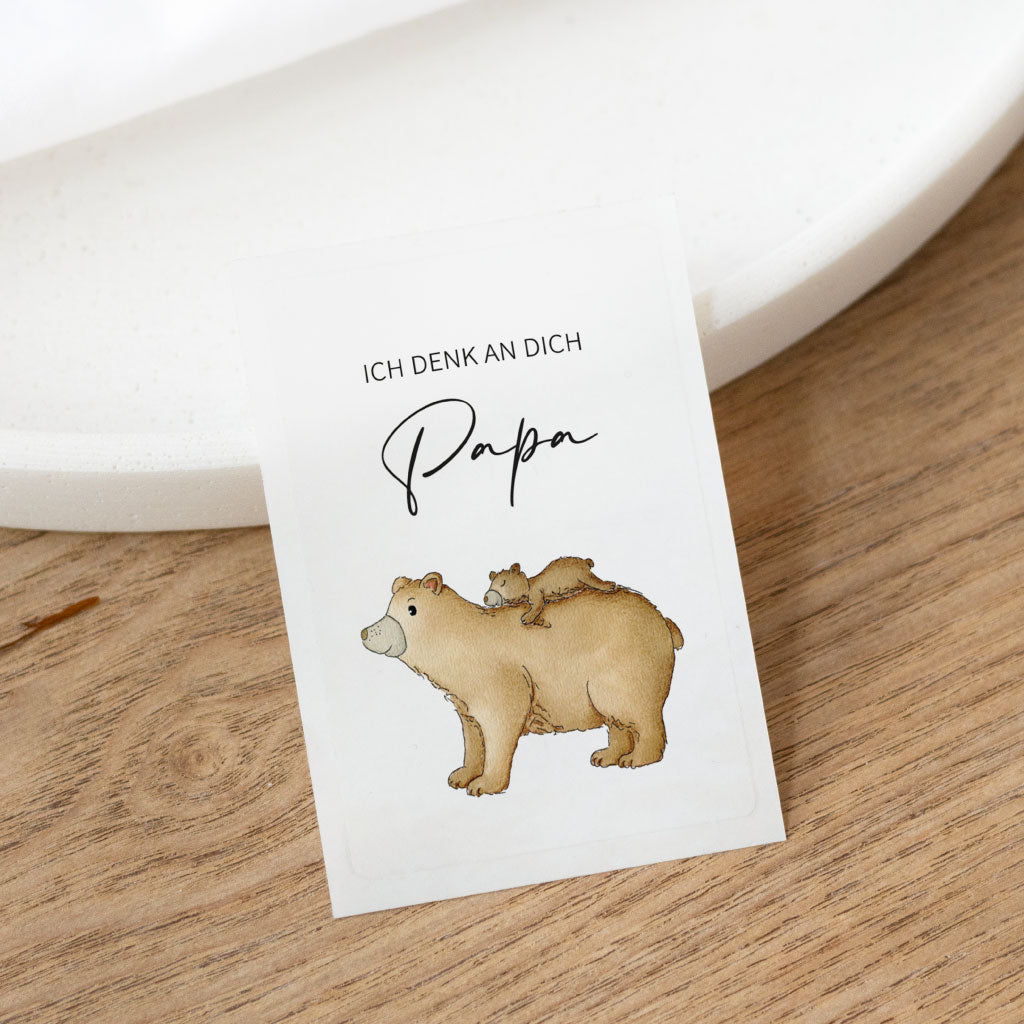 Kleiner Baby Bär liegt auf Rücken von Papa Bär