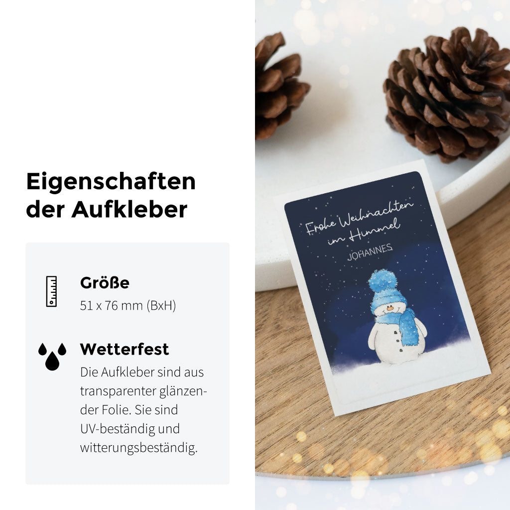 Nahaufnahme eines wetterfesten Stickers für Grabkerzen mit Schneemann-Illustration und individueller Beschriftung für Sternenkinder zu Weihnachten.