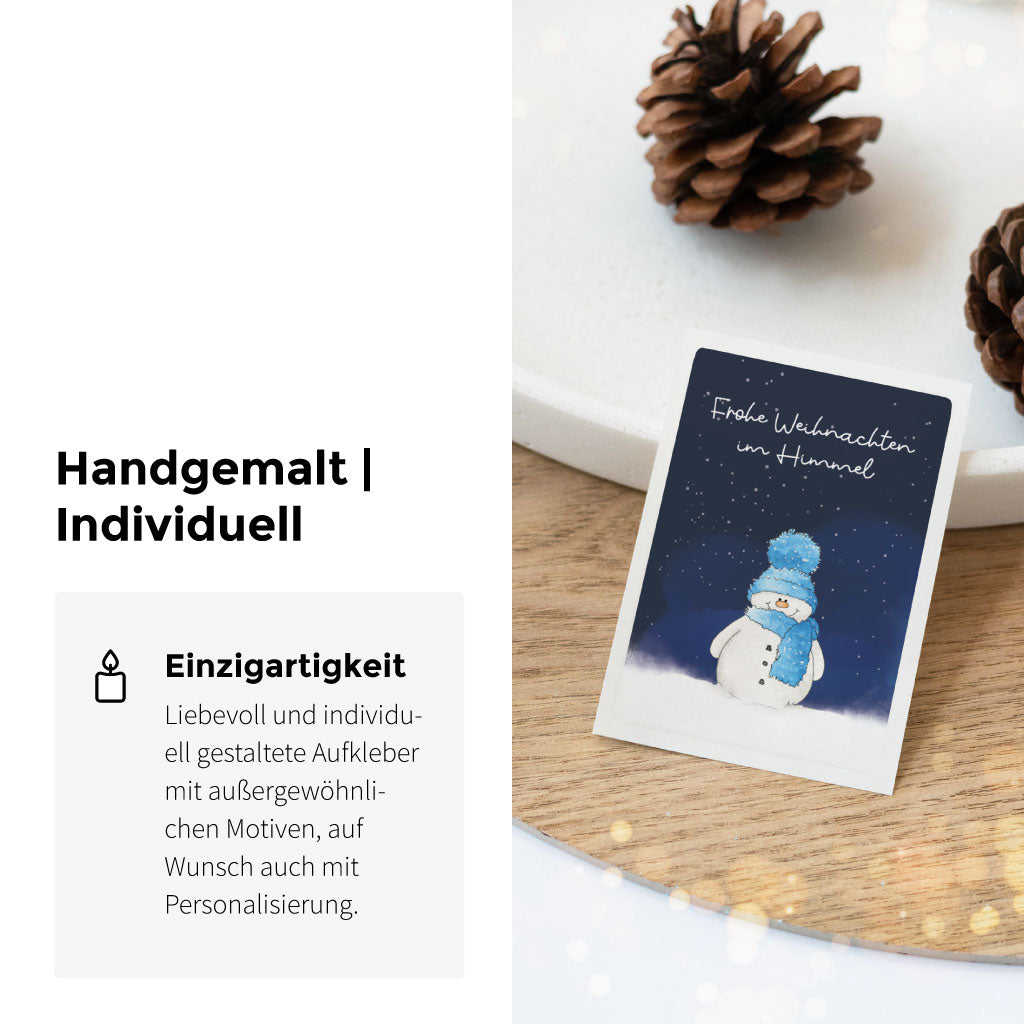 Handgemalter Aufkleber mit winterlichem Schneemann auf dunklem Nachthimmel – individueller Sticker für Grablicht oder Trauerkerze im Advent.