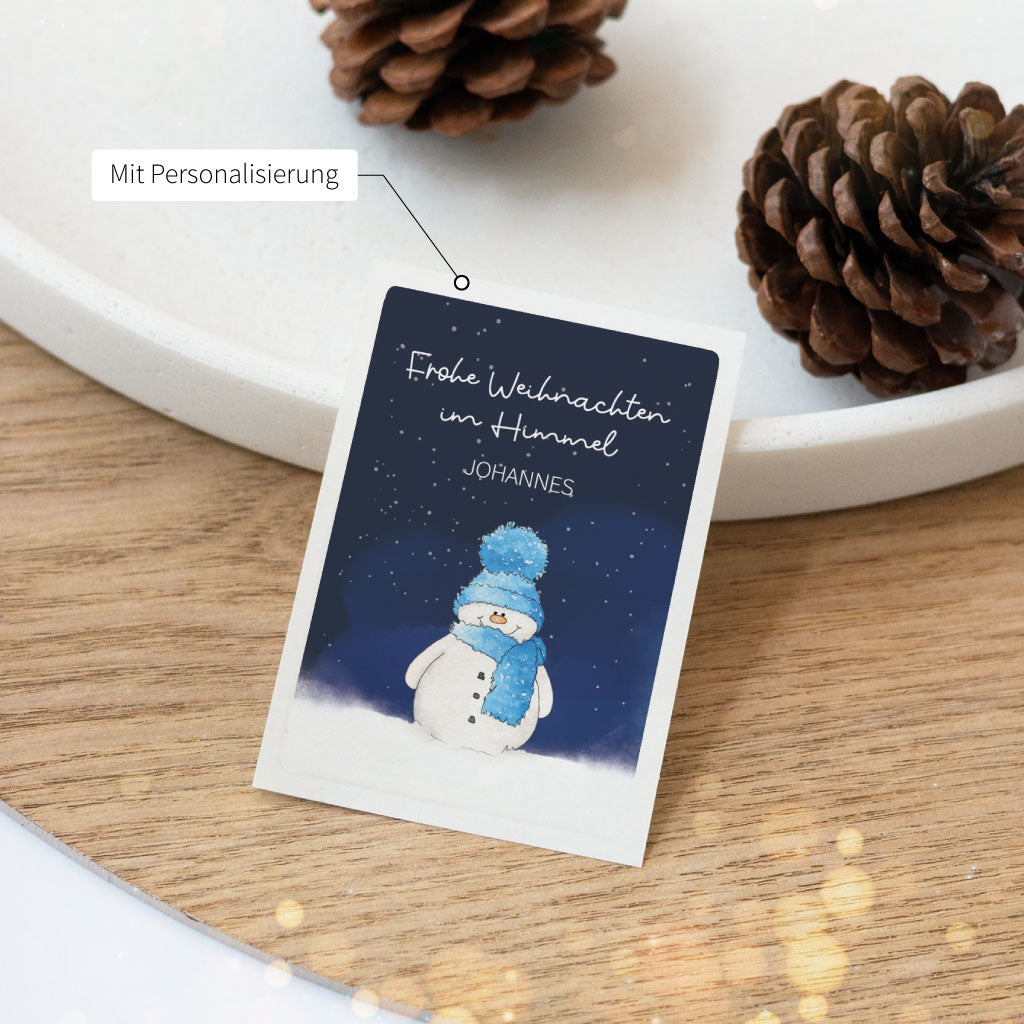 Personalisierter Aufkleber mit Schneemann-Motiv für weihnachtliche Grabkerzen – geeignet für Sternenkinder oder Gedenkanlässe im Advent.