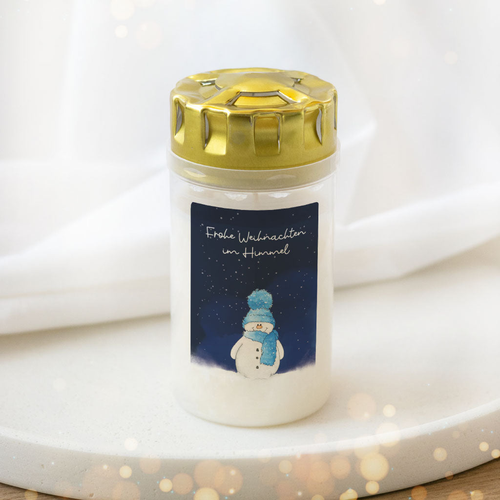 Grablicht mit liebevoll gestaltetem Weihnachtsaufkleber für Sternenkinder – winterlicher Schneemann mit blauem Schal und Mütze vor Nachthimmel.