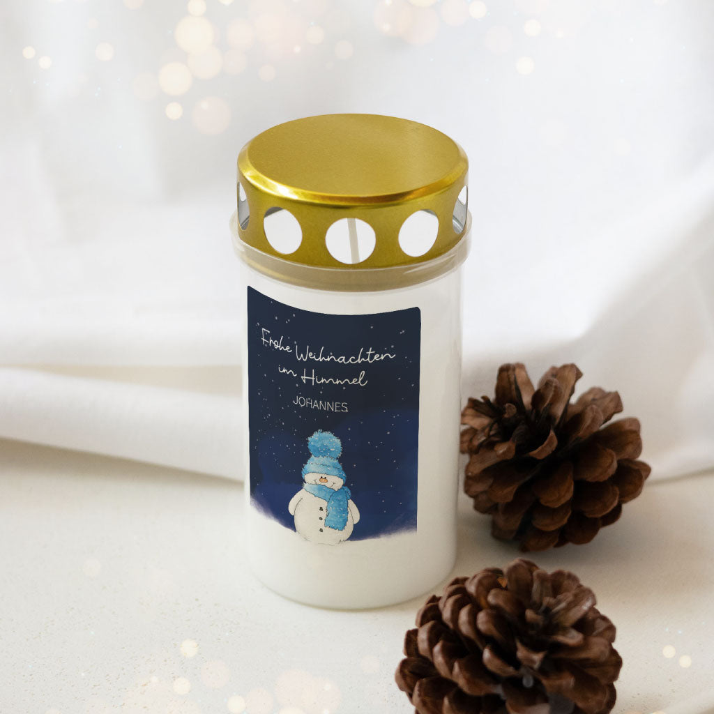 Grabkerze mit individuellem Aufkleber für Weihnachten – personalisierbarer Sticker mit Schneemann-Motiv und Trost spendendem Spruch.