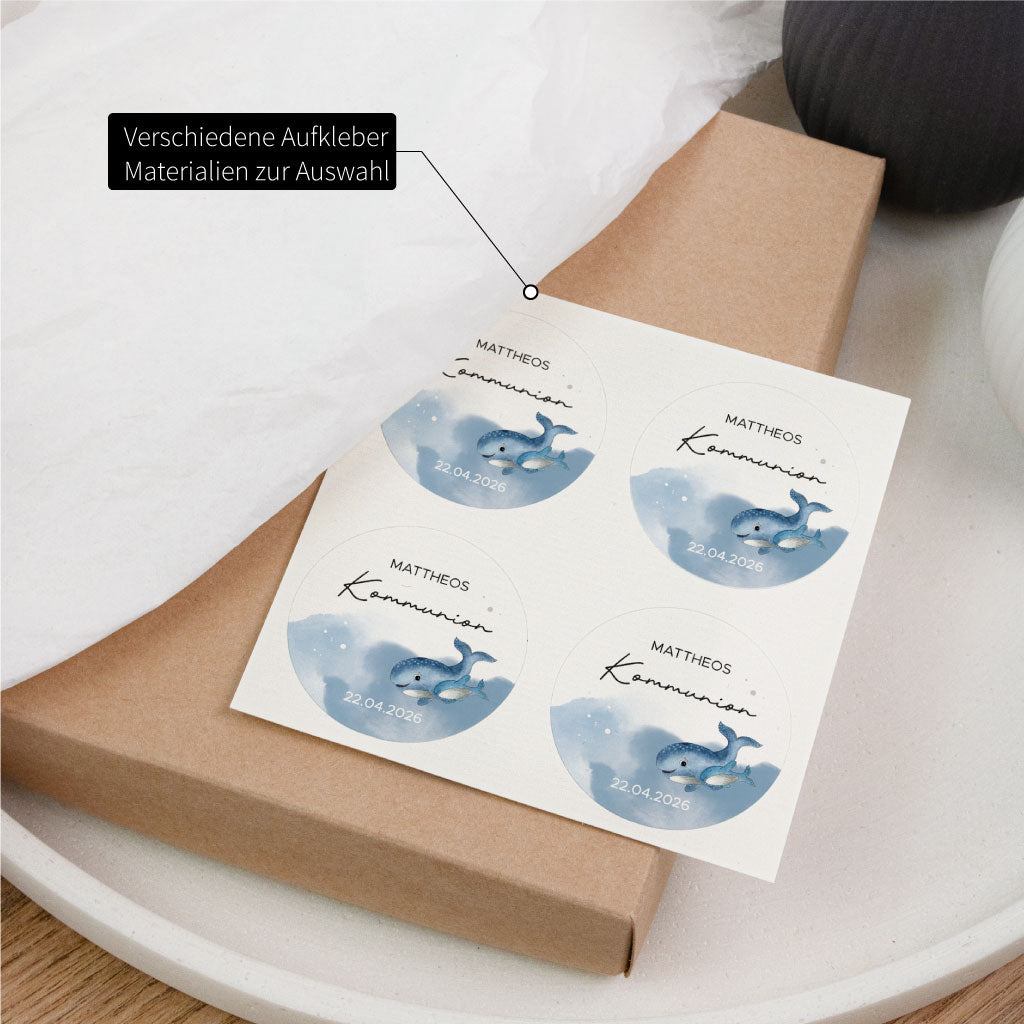 Personalisierte Sticker zur Kommunion mit verschiedenen Aufkleber Materialien, runde Aufkleber mit Name und Datum und handgemalten Aquarell Walen