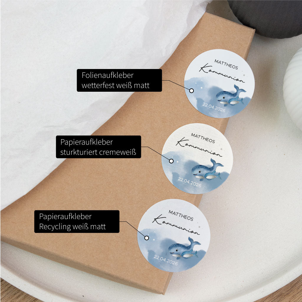 Vergleich verschiedener personalisierter Aufkleber Materialien mit Walmotiv, runde Sticker zur Kommunion oder Konfirmation mit Name und Datum