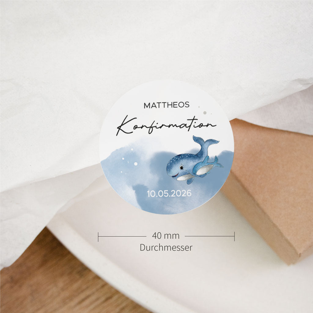 Personalisierter runder Sticker zur Konfirmation mit 40 mm Durchmesser, Aufkleber mit Name und Datum und handgemalten Aquarell Walen