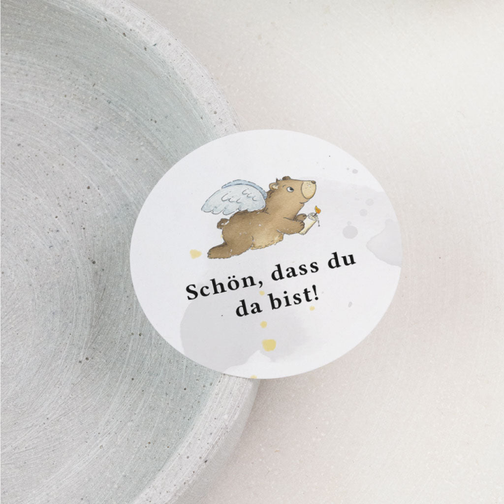 Runder Aufkleber zur Taufe, Kommunion oder Konfirmation mit handgemaltem Engel-Bär und dem Text Schön, dass du da bist