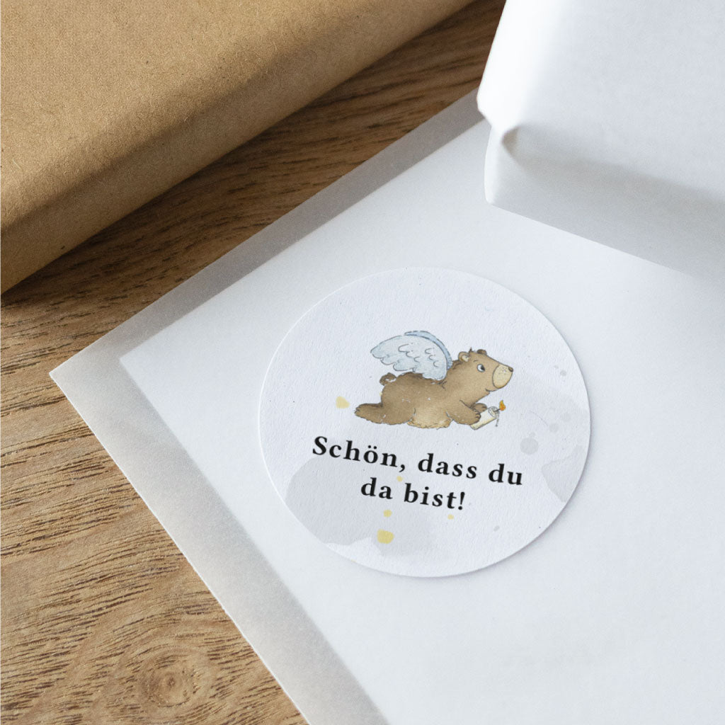 Strukturierter Papieraufkleber mit handgemaltem Engel-Bär und dem Text Schön, dass du da bist für Gastgeschenke
