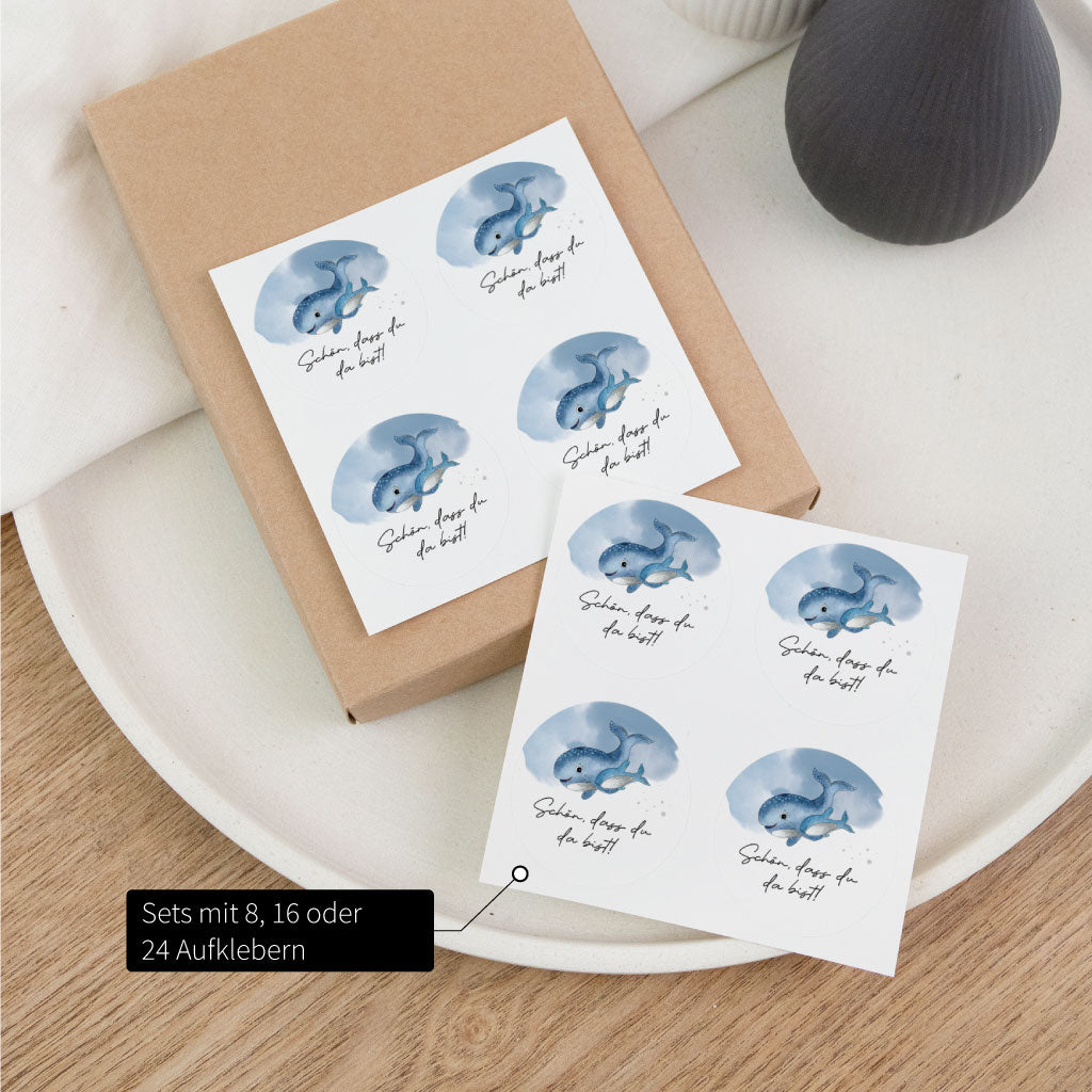 Sticker Set für Gastgeschenke mit Wal Motiv – Aufkleber „Schön, dass du da bist“ in Sets mit 8, 16 oder 24 Stück
