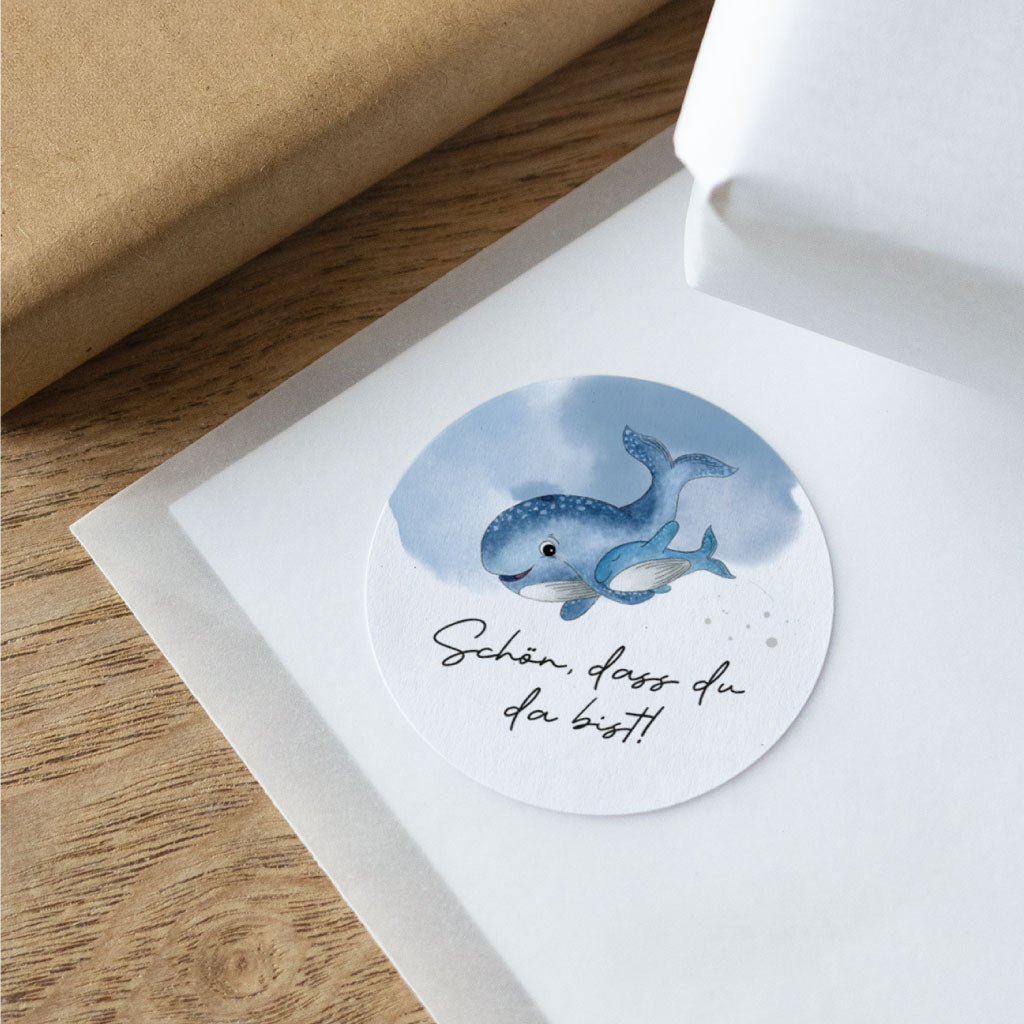 Detailansicht Wal Sticker „Schön, dass du da bist“ – handgemaltes Motiv für Gastgeschenke oder Geschenkverpackungen