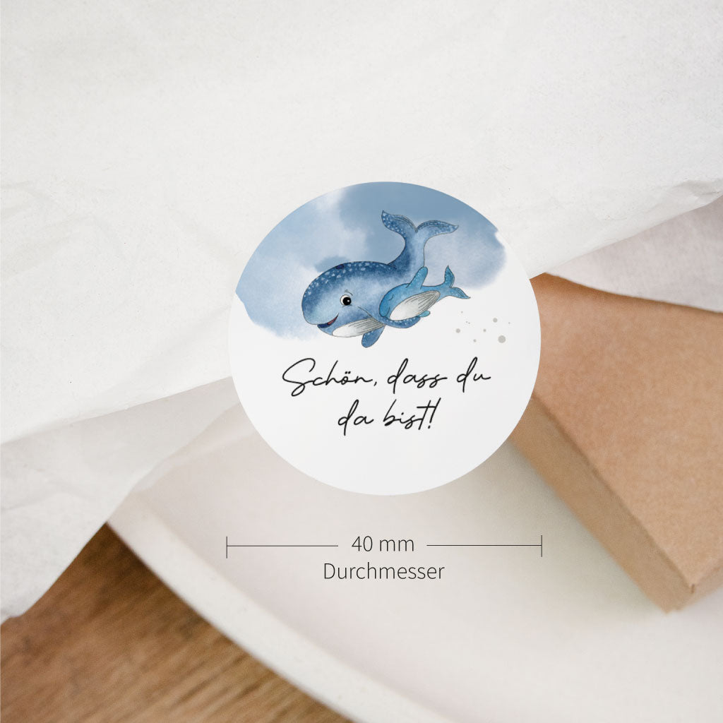 Größe des Aufklebers – runder Sticker mit Wal Motiv und Schriftzug „Schön, dass du da bist“, 40 mm Durchmesser