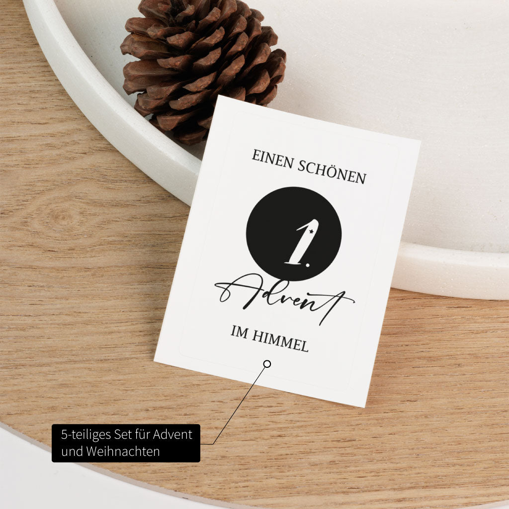 Nahaufnahme eines einzelnen Aufklebers mit der Aufschrift „1. Advent – im Himmel“ im minimalistischen Stil, passend für Grabkerzen zur stillen Erinnerung in der Weihnachtszeit.