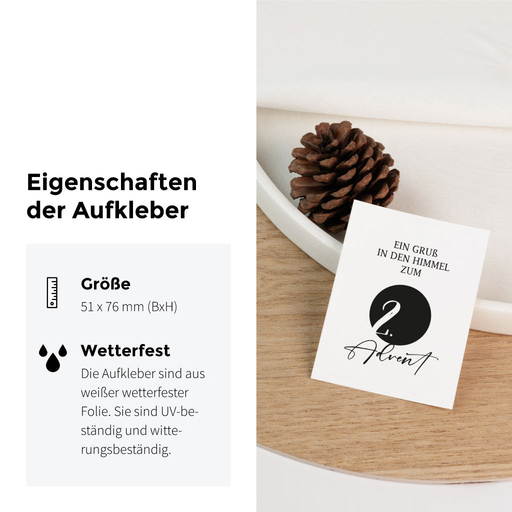Aufkleber mit der Aufschrift „2. Advent – ein Gruß in den Himmel“, präsentiert neben einer Tannenzapfen-Deko, wetterfest und UV-beständig – ideal für Grabkerzen im Advent.