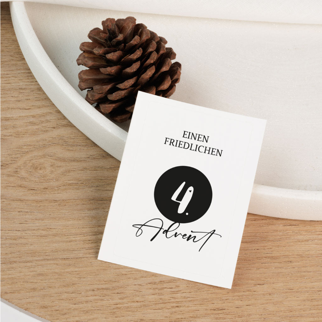 Trauersticker mit der Aufschrift „4. Advent – einen friedlichen“, gestaltet in Schwarz-Weiß für Grabkerzen, zur Erinnerung an Sternenkinder oder geliebte Verstorbene.