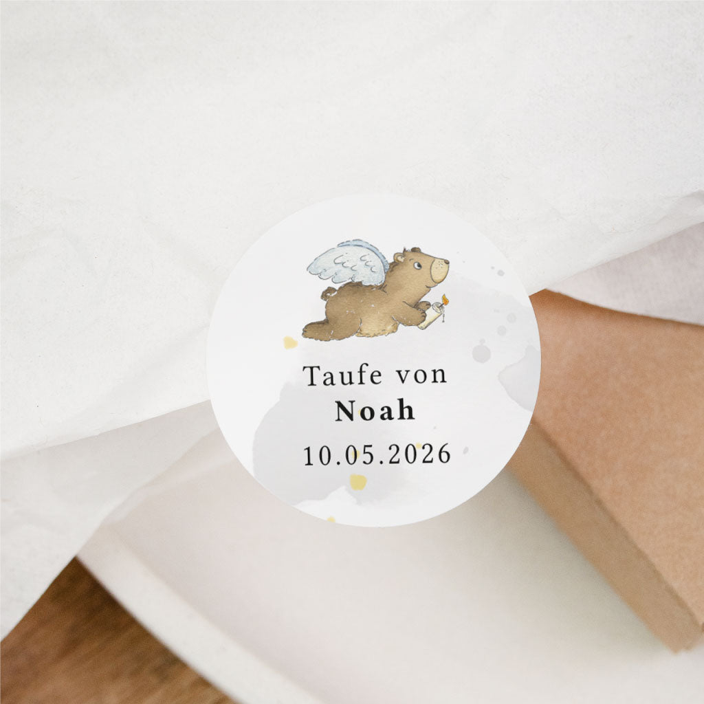 Personalisierter Sticker zur Taufe auf Geschenkverpackung mit Engel-Bär, Name und Datum für Einladung, Gastgeschenk oder Mitgebsel