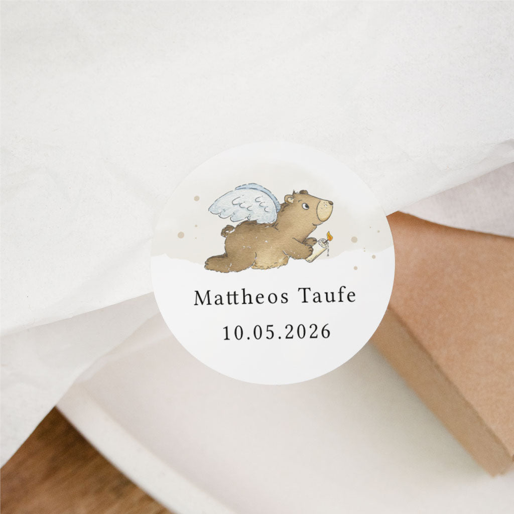 Personalisierter Sticker zur Taufe auf Geschenkverpackung mit Engel-Bär, Name und Datum für Einladung, Gastgeschenk oder Mitgebsel